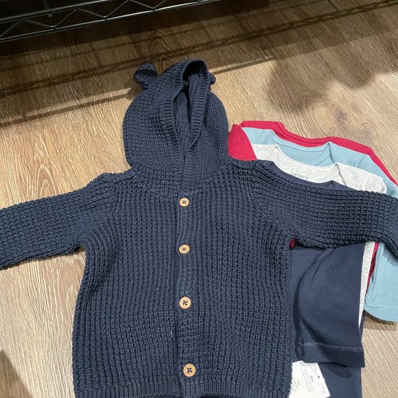 Carter's Bundle of four long-sleeved body suits and sweater 6 months - Picture 2 of 4